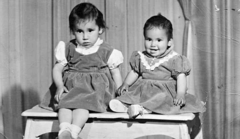 LAS HERMANAS Carmen Yolanda “Tutti” y Olivia de la Fuente González, fotografiadas en el año 1958.