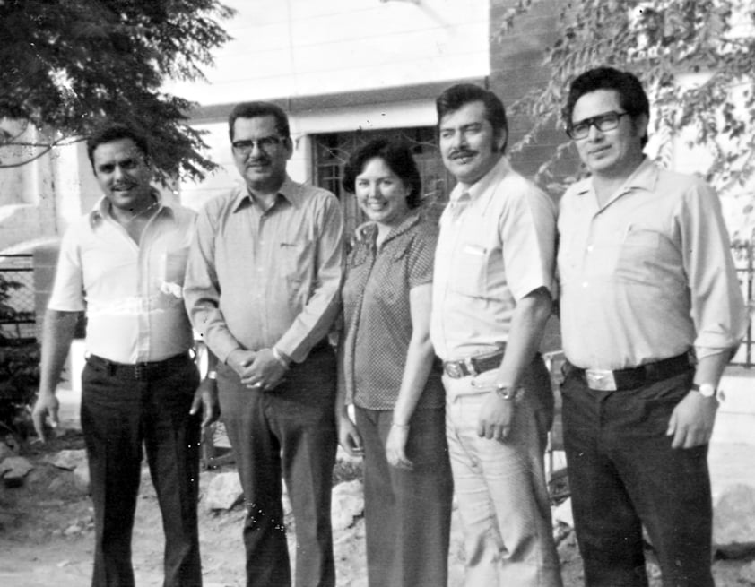 JAVIER Roberto, Rubén Antonio (f), Blanca Arcelia, Sergio Julio y Óscar Omar (f) en una reunión de hermanos en el año de 1973.