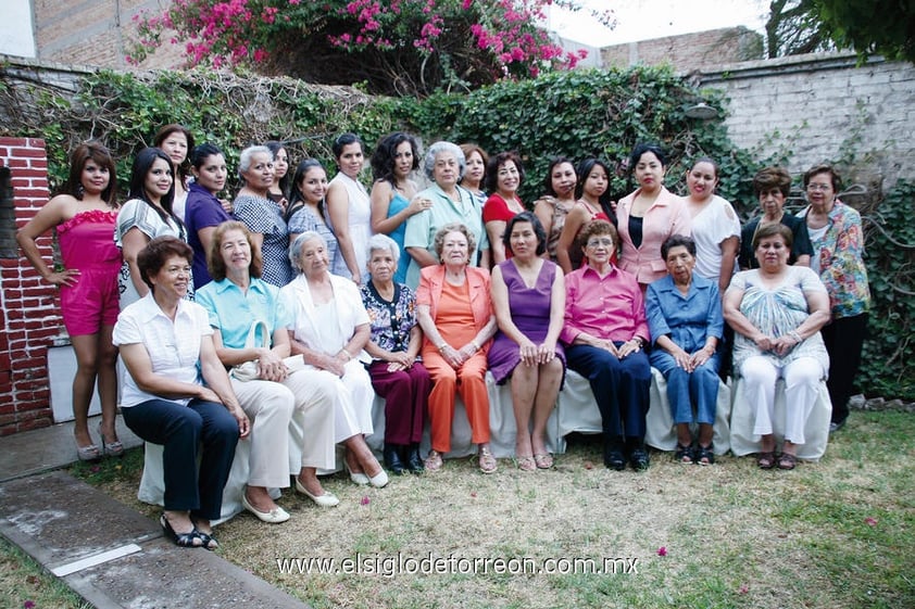 23052012 ANA  Celia Cortés Juárez acompañada de las invitadas a su despedida de soltera.