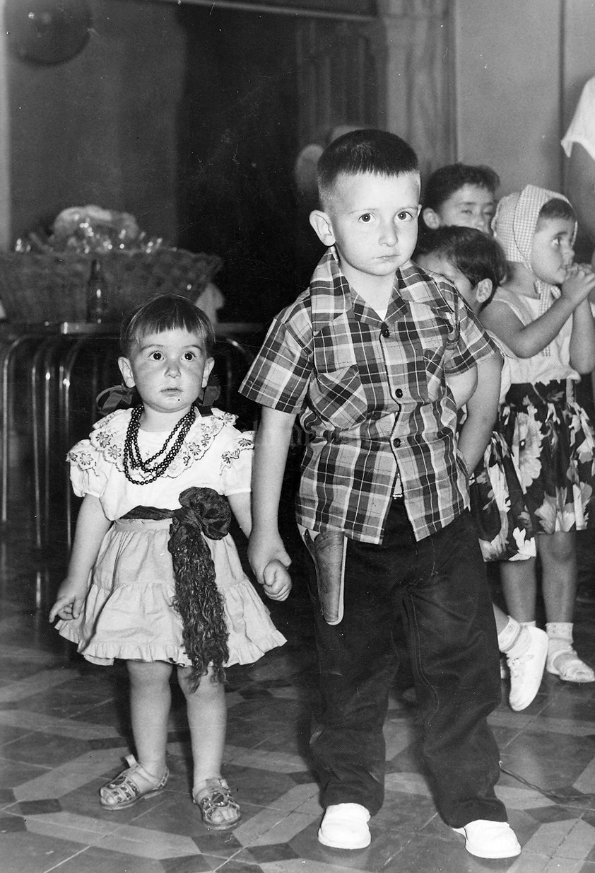 ESTELITA González Montemayor (hoy de Camarillo) y su hermano Sergio González Montemayor, en el entonces Club Lagunero de Gómez Palacio, Dgo., durante una fiesta infantil estilo campirano.