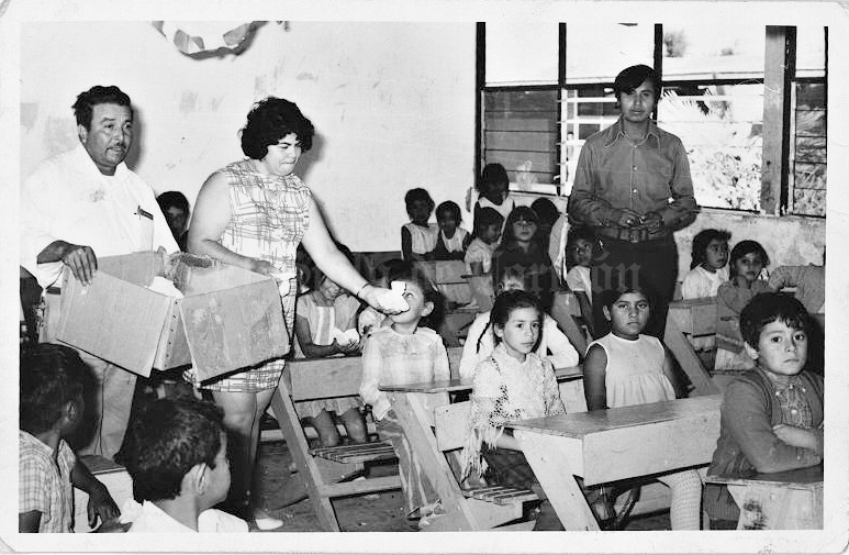 PROFESOR Miguel Sánchez Barrera, con su grupo de segundo año de la escuela Emiliano Zapata del ejido Piedras Negras, municipio de Manuel Dorado, en Guanajuato, en el año de 1973. Cumple 40 años de servicio.