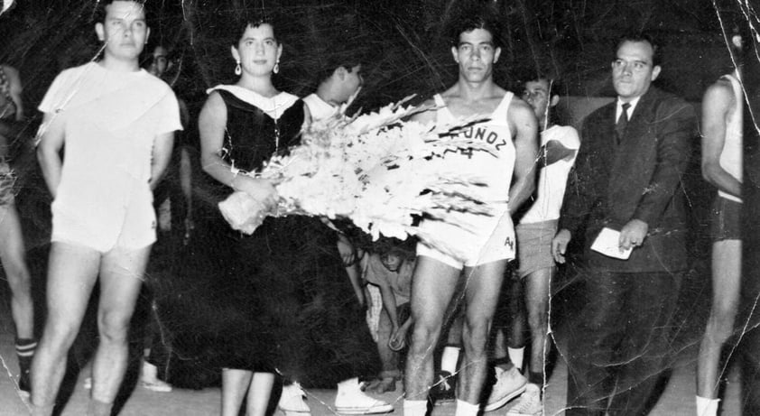 EL SEÑOR Juan Antonio “El Gato” de la Fuente Covarrubias (izquierda) y Teodoro “El Pípiro” Ramírez (derecha) en un torneo de basquetbol en la Escuela Centenario en la década
de los 50.