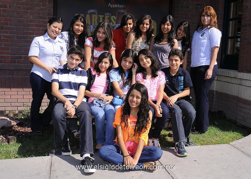 28052012 CATEDRáTICOS  y alumnos posaron para la fotografía del recuerdo.