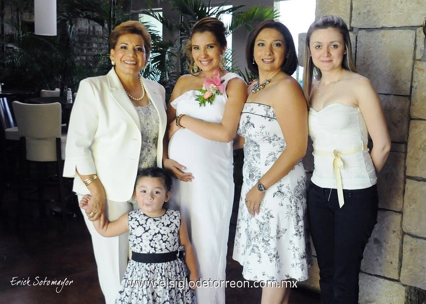 27052012 IRMA,  Marilú, Karla, Susy y la pequeña Sofi Núñez.