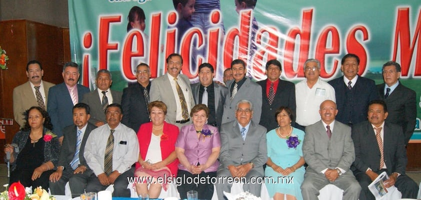 28052012 MAESTROS  festejaron su día, donde recibieron reconocimiento por 30, 40, 50 y 60 años de servicio.