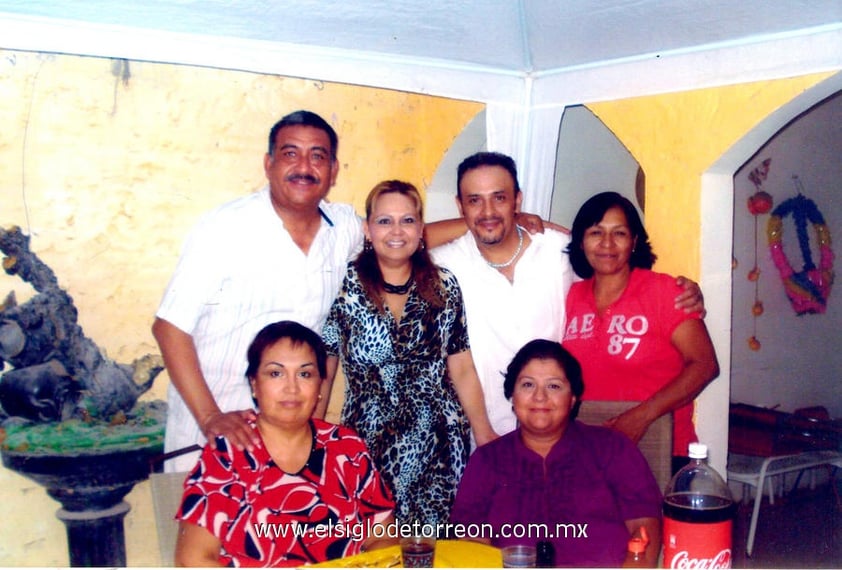 26052012 GERARDO,  Ángeles, Jesús, Martha, Ileana e Hilda en la reunión del coro de San Felipe.