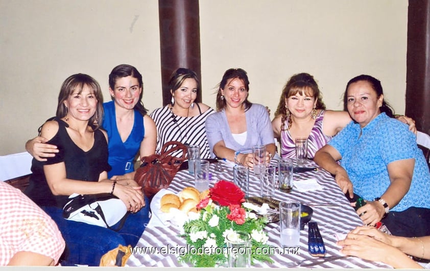 30052012 GRUPO  de amigas en reciente festejo.