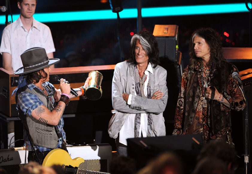 Johnny Depp recibio el premio especial de la generación por su trayectoria en el cine de manos de Steven Tyler y Joe Perry.