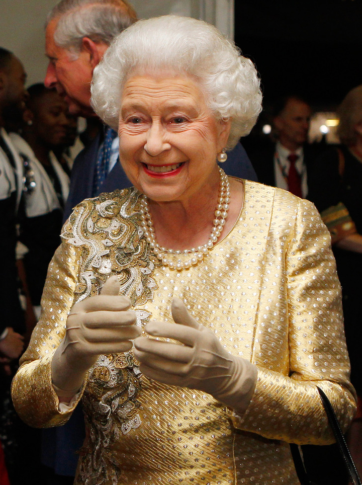 De esta manera terminó el magno concierto ofrecido a la reina Isabell II para celebrar sus 60 años en el trono.