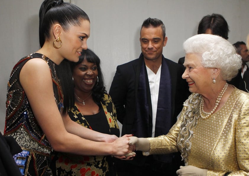 La reina Isabell saludó personalmente a la cantante Jessie J luego de participar en el concierto.