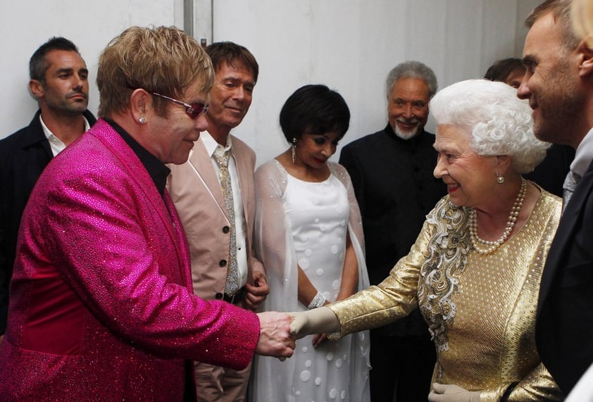 Elton John saludó con gusto a la reina Isabell luego de su actuación en el concierto.