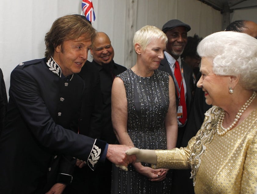 La reina Isabell acudió a saludar a los famosos presentes como Paul McCartney.