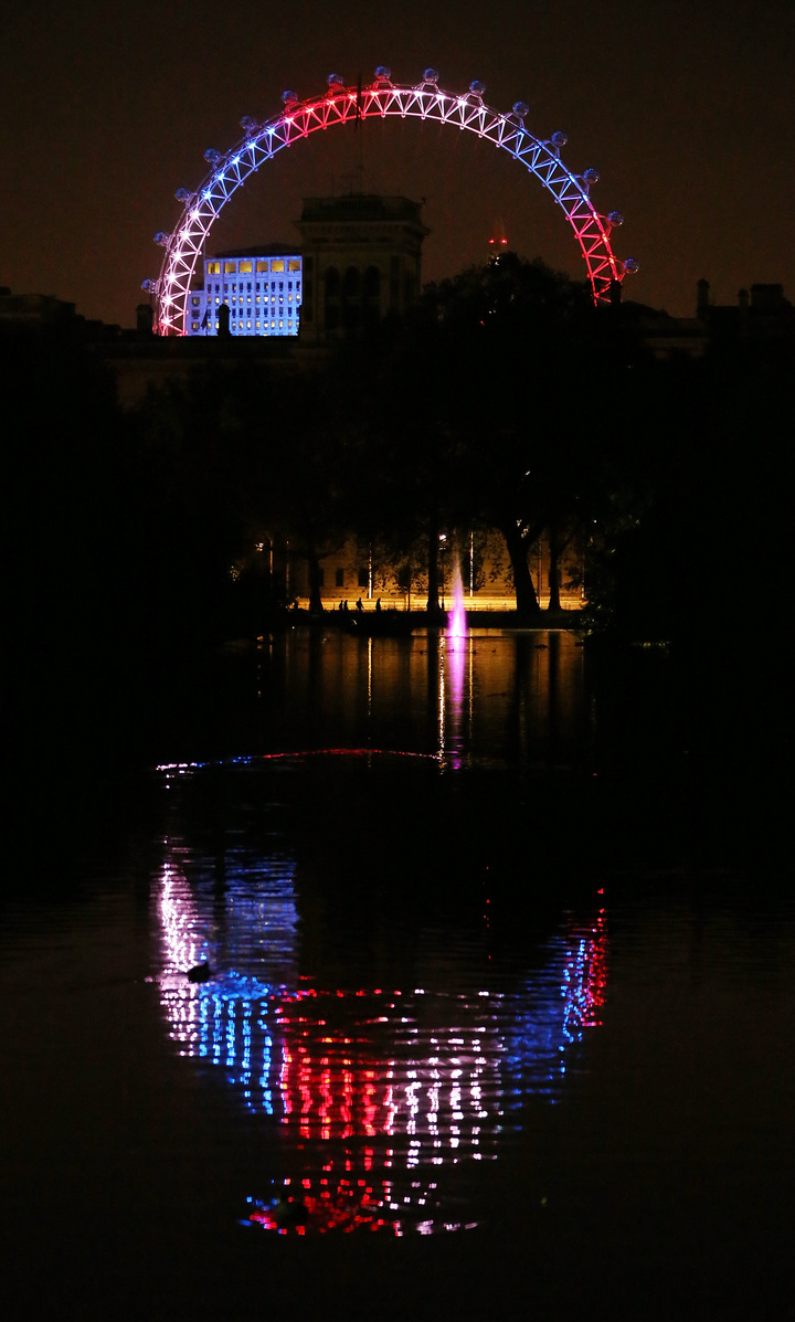 El famoso London Eye lució los colores británicos.