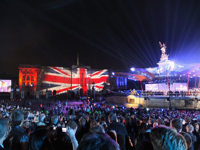 En el Palacio de Buckingham se preyectó un espectáculo de iluminación en el que destacó la bandera británica.