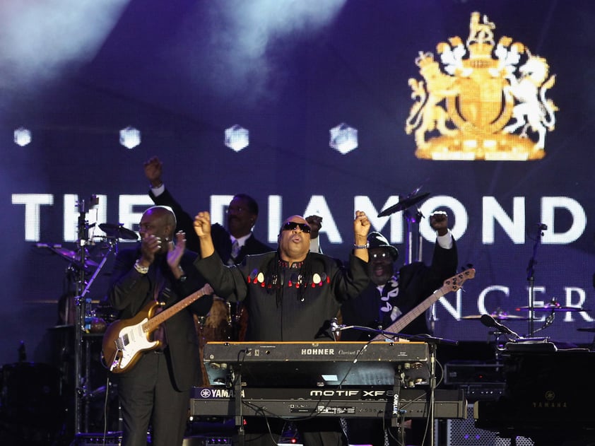 El cantante estadounidense Stevie Wonder, uno de los pocos que no era británico, cantó: "Estamos celebrando el Jubileo de Diamantes", un momento especialmente aplaudido, incluido por la Reina, que fue homenajeada por muchos de los artistas que pasaron por el escenario entre el entusiasmo del público.