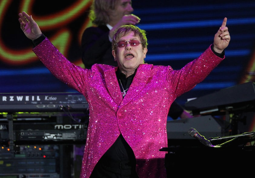 Elton John, sentado al piano y con una americana de lentejuelas fucsia, interpretó algunos de sus grandes éxitos como I'm Still Standing y felicitó efusivamente a Isabel II.