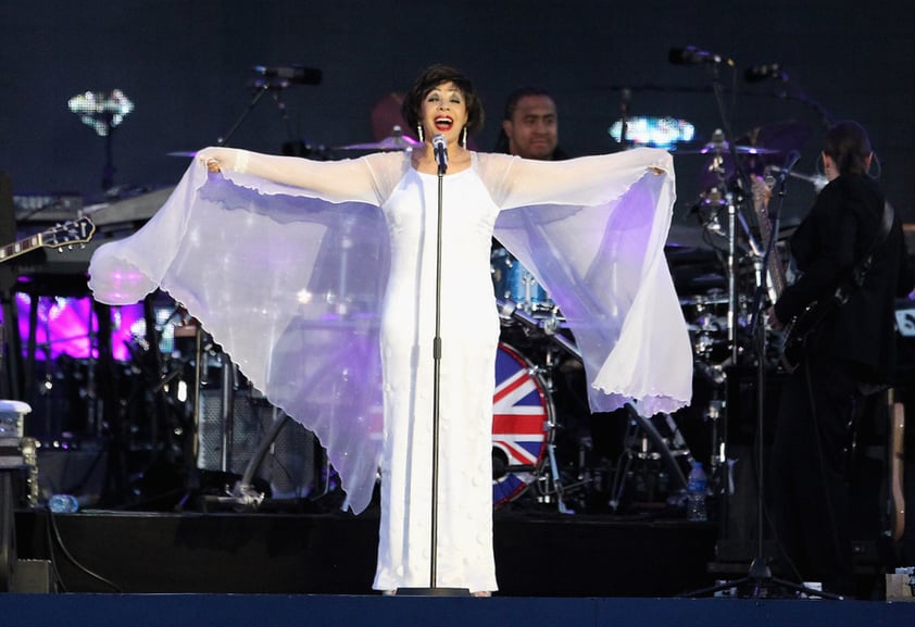 Shirley Bassey deleitó a los miles de británicos presentes.