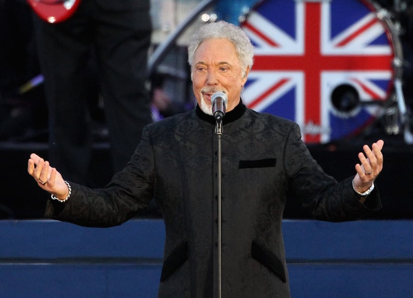 Sir Tom Jones celebró en el escenario a la reina Isabel II.