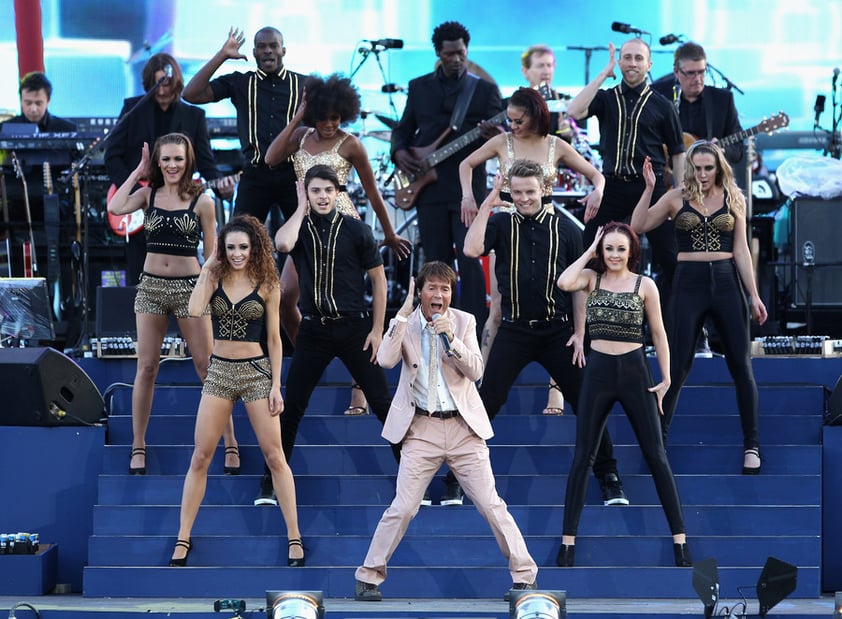 Sir Cliff Richard, de 71 años y vestido de rosa palo y corbata de lentejuelas doradas, hizo una de las aportación más nostálgicas de la noche con canciones suyas de principios de los 60 como Congratulations .