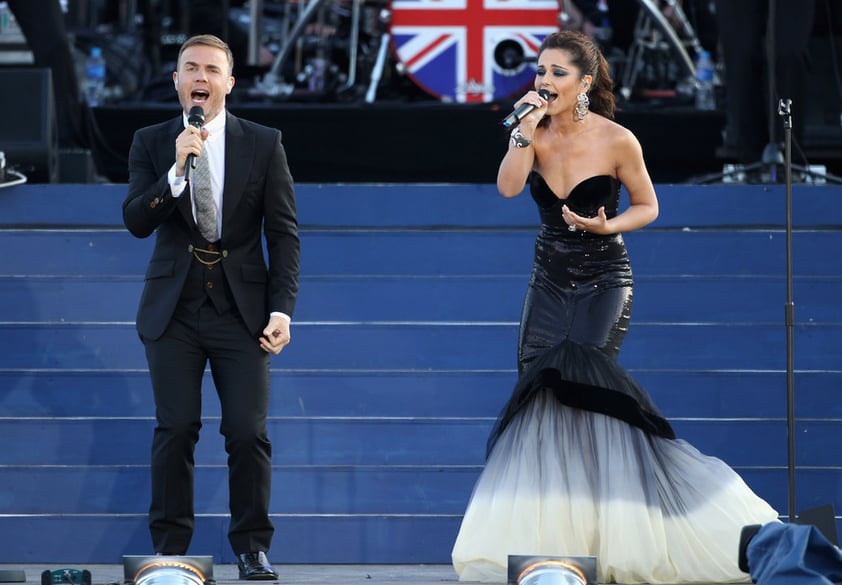 Gary Barlow cantó junto a Cheryl Cole, quien lució un elegante vestido en el escenario.