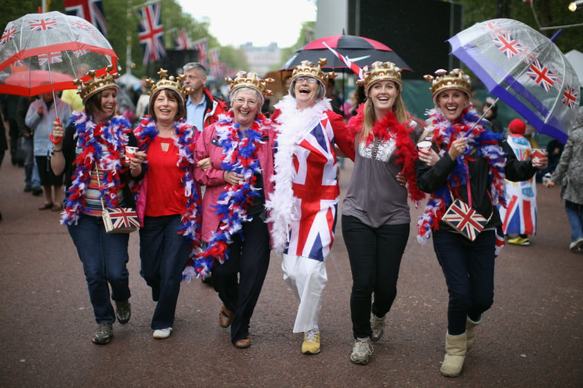 El buen tiempo, tras dos días de lluvia, y la música ayudaron a dar brillo a un auténtico festival patriótico que volvió teñir Londres de rojo y azul, los colores de la "Union jack" que estaban presentes en sombreros, camisetas, gafas, caras e incluso las uñas de algunos asistentes.