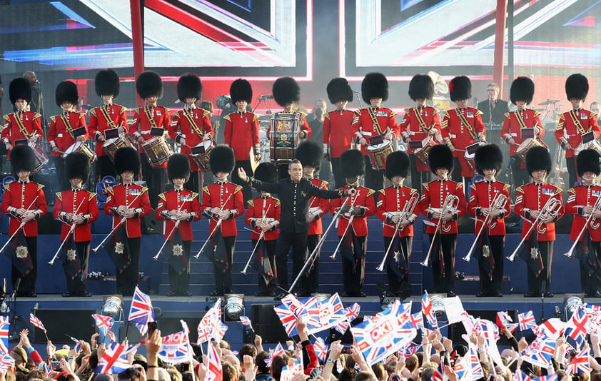 El carismático Robbie Williams abrió un concierto de más de tres horas, durante las cuales el público no dejó de ondear banderas británicas, y que supuso un repaso por la seis últimas décadas de la música anglosajona.