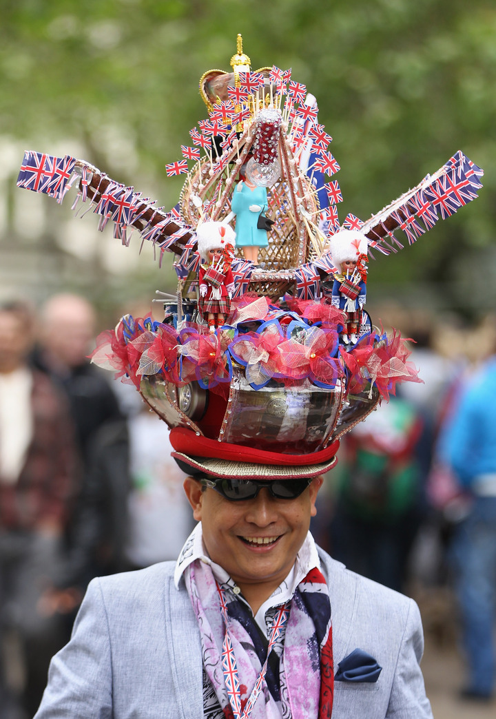 Los asistentes lucieron creativos sombreros en honor a la reina Isabel II.