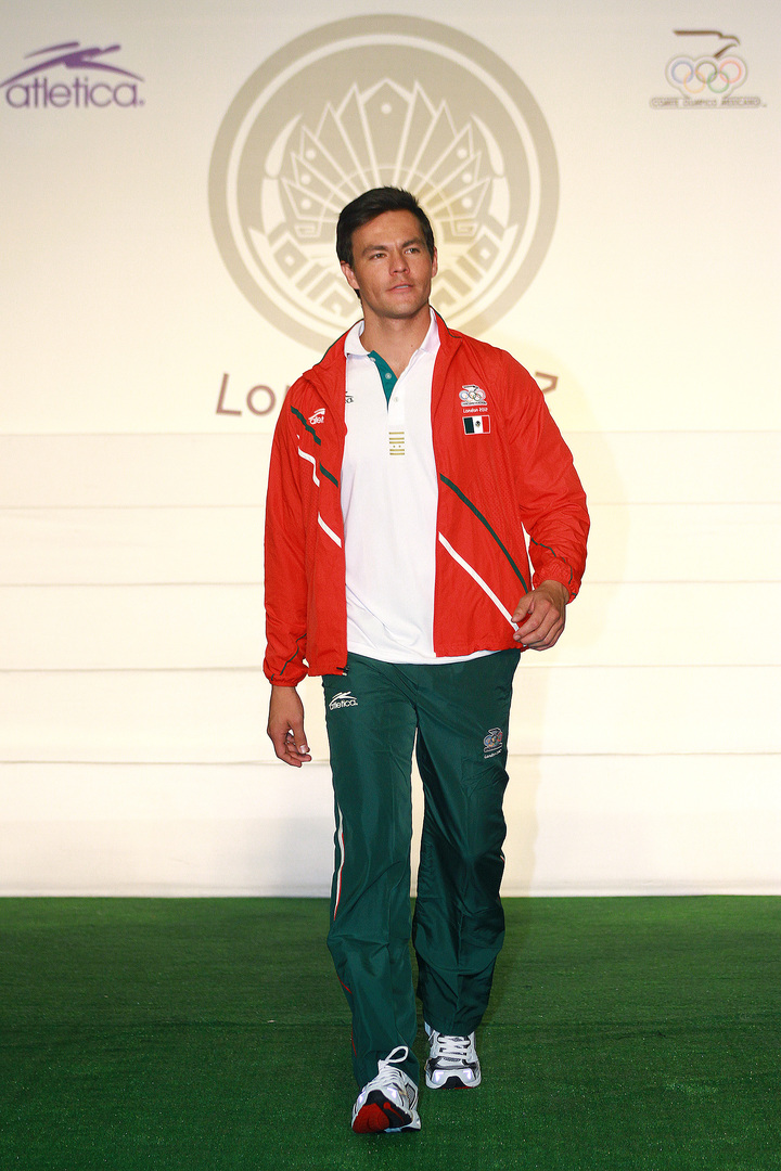 Ropa de competencia, formal, para el calentamiento y de viaje fue presentada junto a bolsas, gorras y aditamentos que usarán los mexicanos a partir del 27 de julio, día de la inauguración en la que la campeona olímpica de taekwondo María Espinoza portará la bandera.