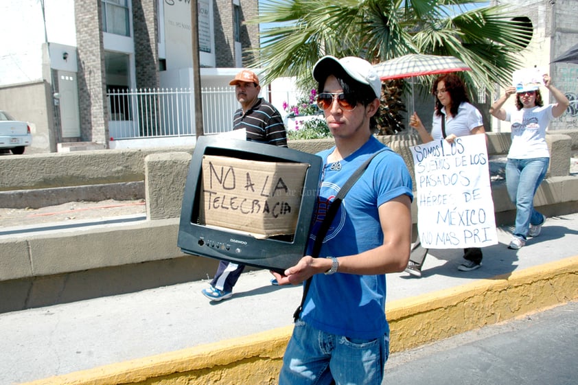 En la manifestación se criticó la cobertura de los medios audiovisuales hacia el candidato Enrique Peña Nieto.