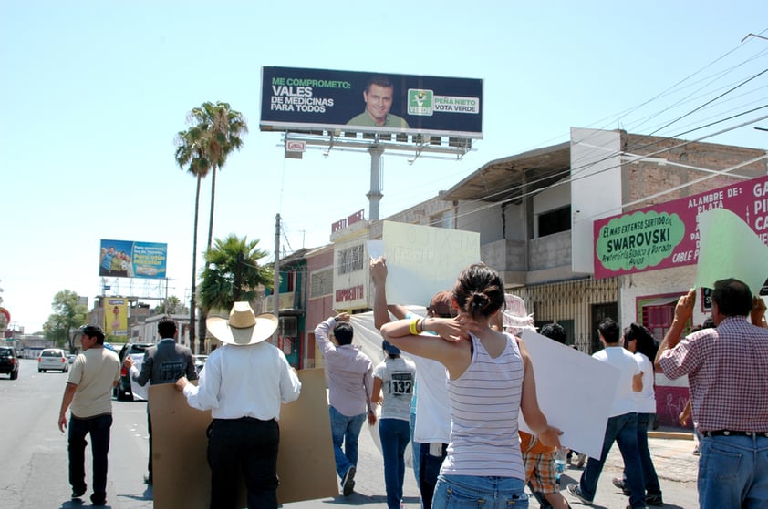 Al arribar a Torreón los inconformes desviaron su paso del Paseo Colón, se tomaron vialidades como la Presidente Carranza.