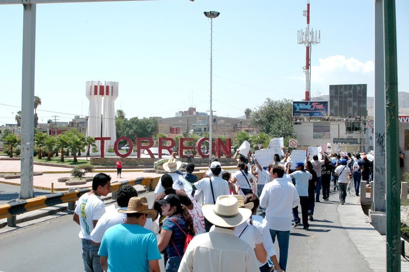 Por el puente plateado se entró a Torreón mientras se invitaba a los peatones y automovilistas a que se unieran al recorrido, "¡únete pueblo, es hora de que hagamos historia todos juntos!", fueron los gritos de algunos estudiantes.