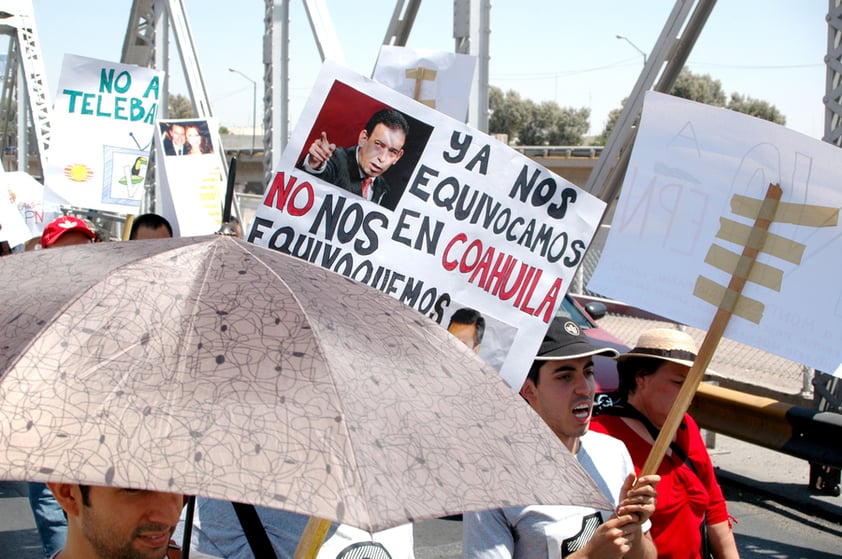 Los manifestantes portaban pancartas en contra de personajes del PRI.