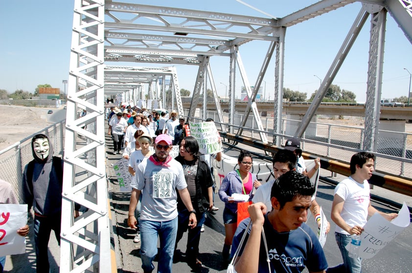 Portando pancartas, mensajes y mantas contra el candidato del PR los manifestantes marcharon sobe la vialidad hasta el puente plateado.