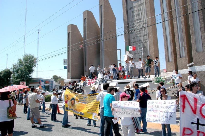 Participantes a pie, caravanas de vehículos y casi tres horas de trayecto bajo el sol fueron parte de la marcha #Yosoy132, que por primera vez se realizó desde Lerdo hasta Torreón.