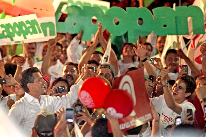 Durante el acto, saludó a los jóvenes, mujeres y hombres que respaldan su proyecto, y confió que en tres semanas lo que celebren sea la victoria de la alianza de los partidos Revolucionario Institucional (PRI) Y VErde Ecologista de México (PVEM) en la elección presidencial.