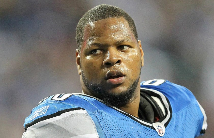 La lista de los 100 deportistas está compuesta por 30 jugadores de la NFL, el defensivo Ndamukong Suh ganó 36 millones de dólares durante el año. (Internet)