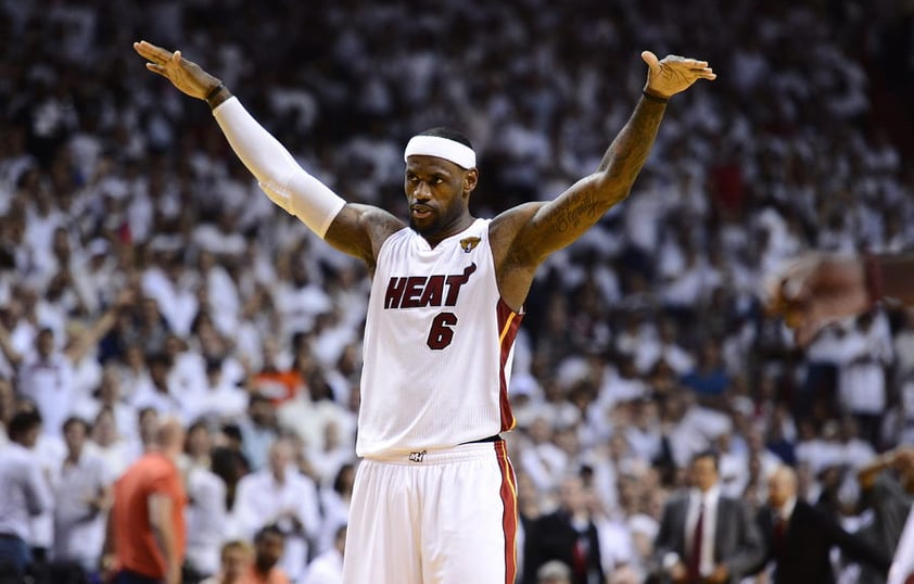 Con 53 millones al año se ubica en la cuarta posición LeBron James, a pesar de la rebaja del 20% por el paro laboral que se tuvo en la NBA, sin embargo patrocinadores aportaron a la fortuna del jugador del Miami Heat. (EFE)