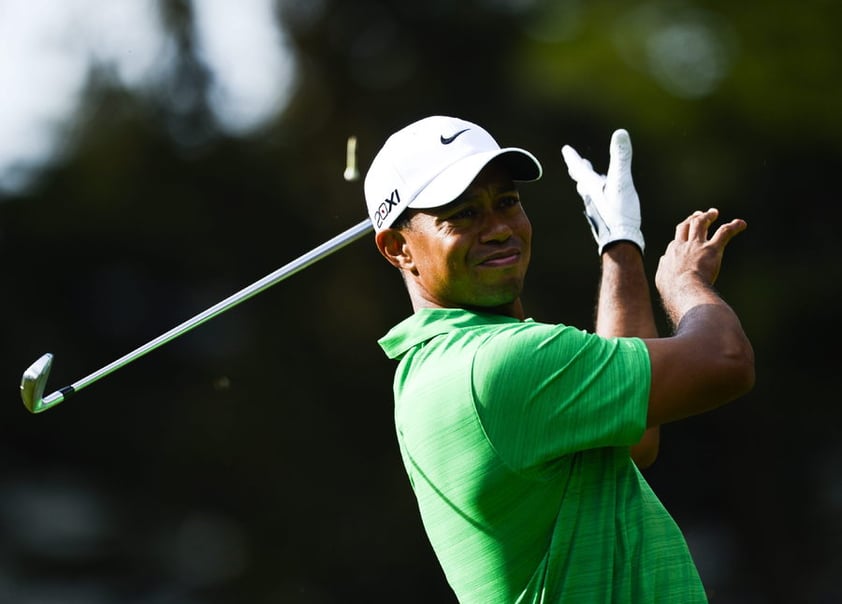 Tiger Woods cayó dos puestos hasta el tercer sitio, bajando 16 millones sus ganancias y colocándose con 59.4 millones de dólares, había sido el número uno de la lista desde el 2001. (EFE)