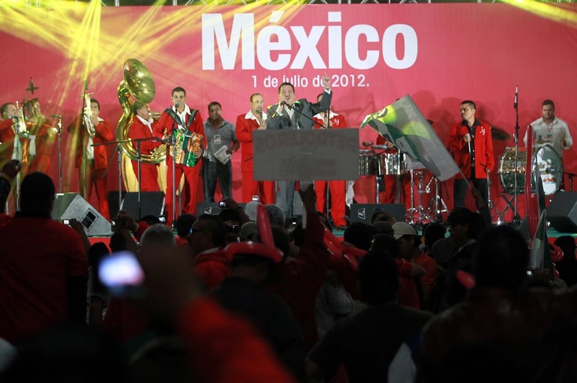 El cantante de música banda, Julio Preciado participo en los festejos en las inmediaciones del CEN del PRI.