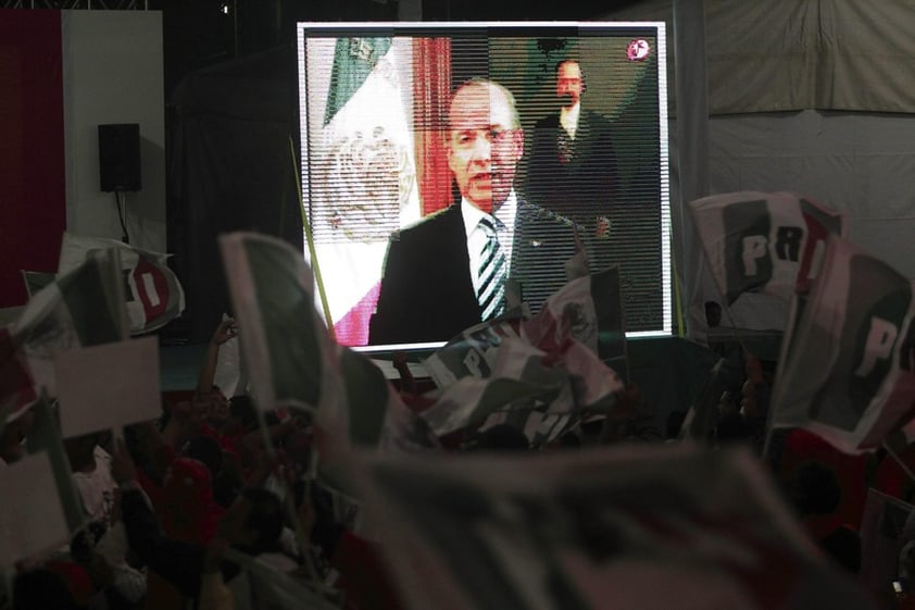 El presidente de México, Felipe Calderón Hinojosa, felicitó al candidato de la coalición Compromiso por México, Enrique Peña Nieto, quien de acuerdo con el PREP mantiene la delantera en la elección federal.