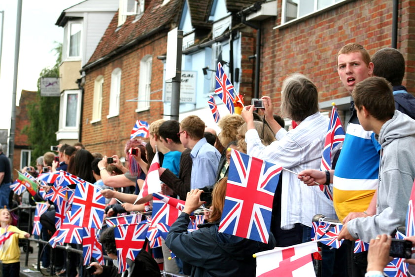 Cientos de personas ondearon banderas británicas y les aplaudieron a lo largo del trayecto.