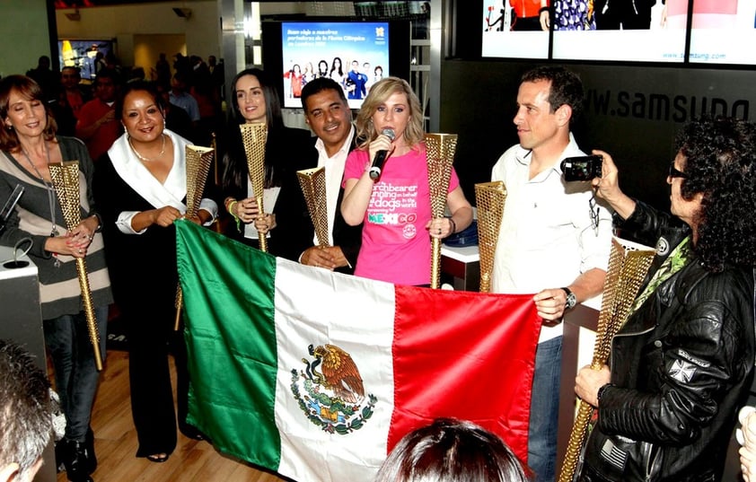 Los mexicanos Ana de la Reguera, Alex Lora, Gerardo Torrado, José Hernández y Patricia Ruiz portaron la antorcha olímpica durante un recorrido por las calles de Aylesbury y Stoke Mandeville.