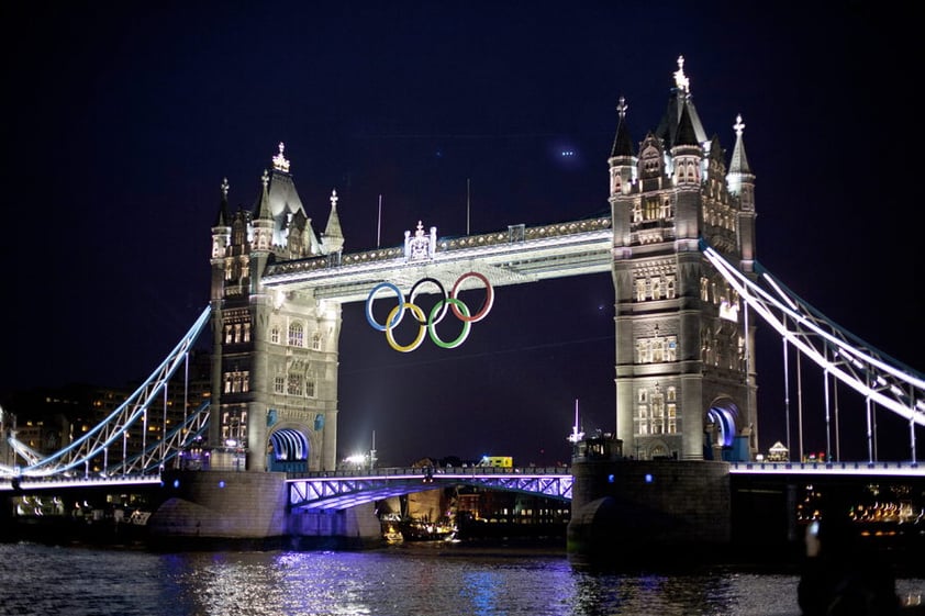 3.- Se han invertido alrededor de 190 mil millones de pesos mexicanos para los Juegos Olímpicos de Londres 2012 mientras que los de Beijing costaron 528 mil millones de pesos. Según estimaciones, la puesta en escena de las ceremonias de inauguración y clausura costará unos 143 mil millones de pesos por cada hora.