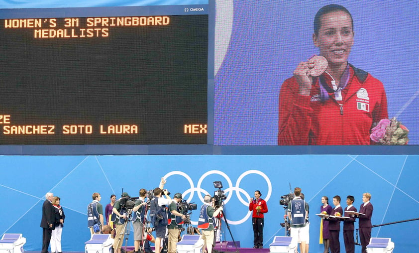 La mexicana subió al podio tras obtener la medalla de bronce en los Juegos Olímpicos de Londres 2012.