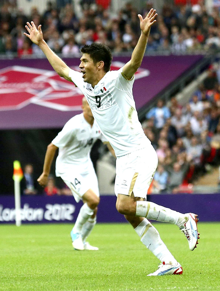 Con el gol de Oribe Peralta, México tomó ventaja en el partido.