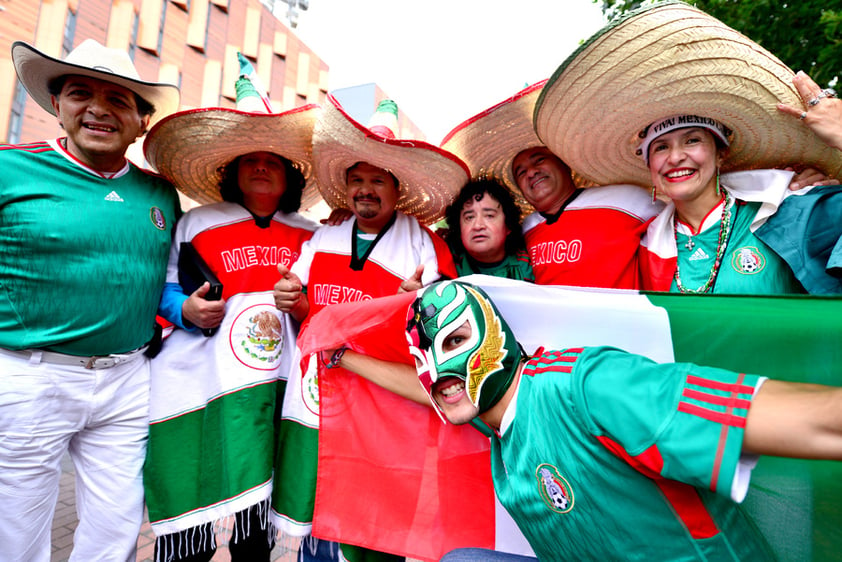 Banderas y sombreros predominaban entre los asistentes.