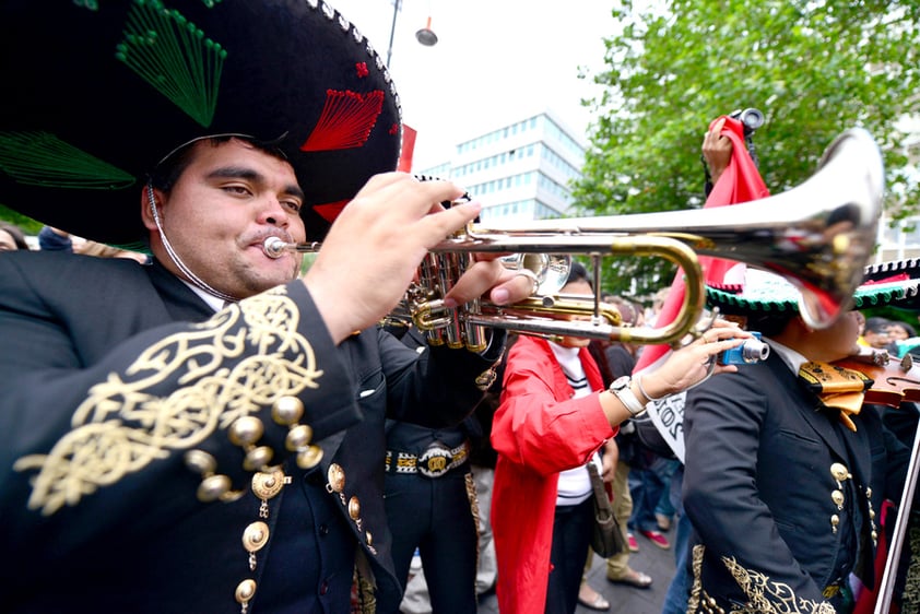 Mariachis amenizaron la llegada de la afición mexicana al estadio de Wembley-