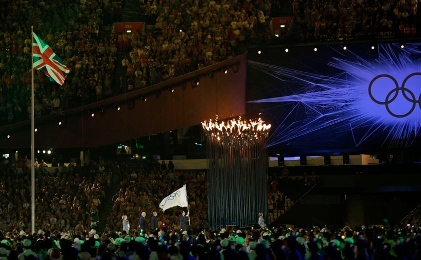 De acuerdo con la tradición, el presidente del COI declaró clausurados los Juegos de la Trigésima Olimpiada y llamó "a la juventud del mundo a reunirse de aquí a cuatro años en Río de Janeiro a celebrar" los siguientes.