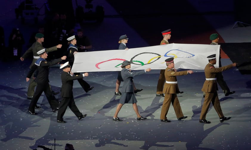 El himno del Comité Olímpico Internacional, no pudo faltar en esta ceremonia y mientras sonó, la bandera olímpica se baja del mástil para ser retirada y volver a ser izada dentro de cuatro años, pero ahora en Río de Janeiro, Brasil.