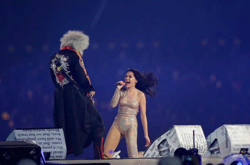 Brian May, guitarrista de Queen compartió el escenario junto a Jessie J con "We will rock you"